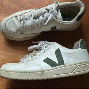 Veja Women's White and Green Casual Sneakers